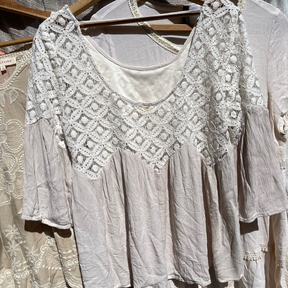 Flowy neutral lace top - Picture 2 of 4